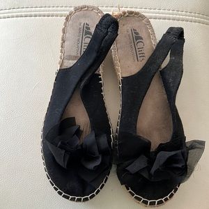 Trendy black wedge with fabric bow size 7!